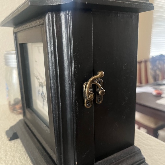 Beautiful keepsake box that doubles as a decorative clock! - Picture 2 of 4